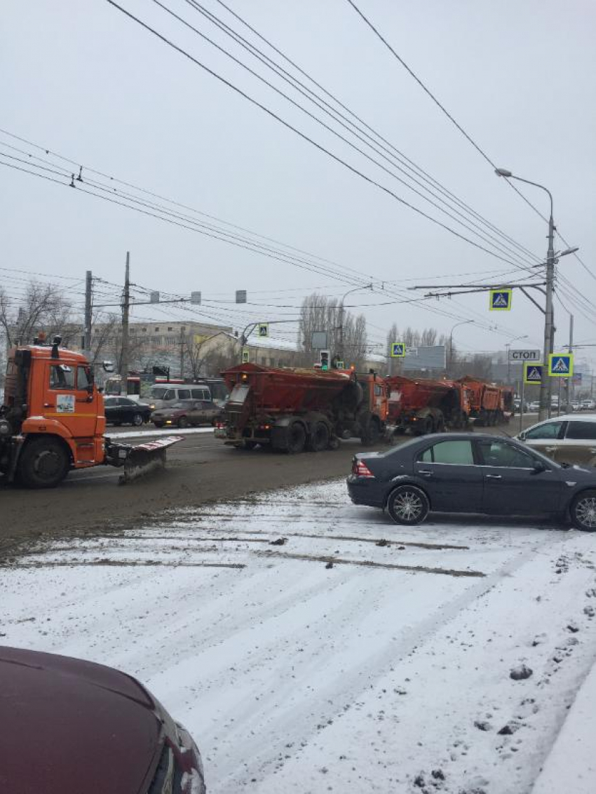 В Волгограде дорожники вывозят снег и очищают дороги