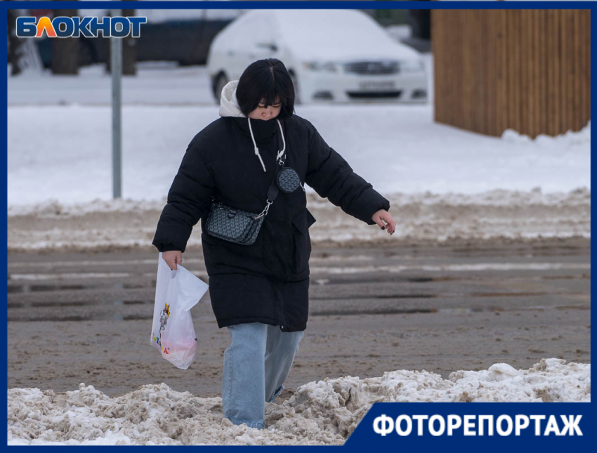 По колено в снежной каше: беспомощные волгоградцы на улицах почищенного в отчетах мэрии города