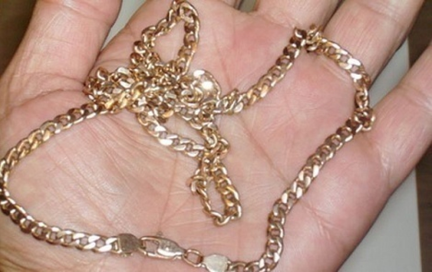 Волгоградец напал на девушку и украл у нее золота на 34 тысячи