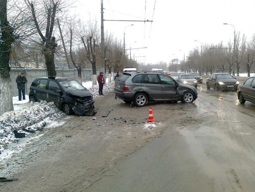 В Волгограде безработный на «БМВ Х5» врезался в «Хендай Гетц»