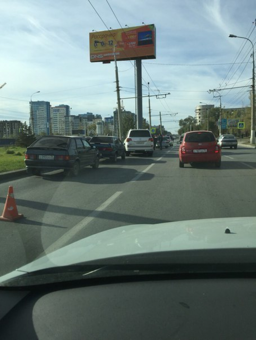 В центре Волгограда Mitsubishi сбил на переходе женщину
