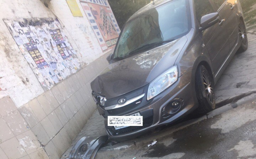 Лихач на «Ладе Спорт» на скорости протаранил дом на севере Волгограда