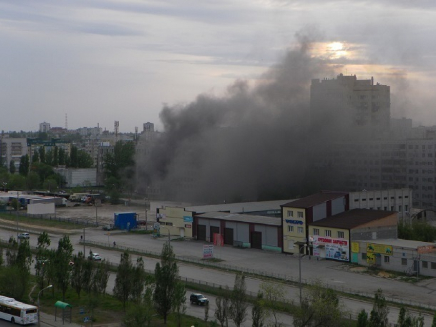 Неизвестные подожгли заброшенный недострой на западе Волгограда