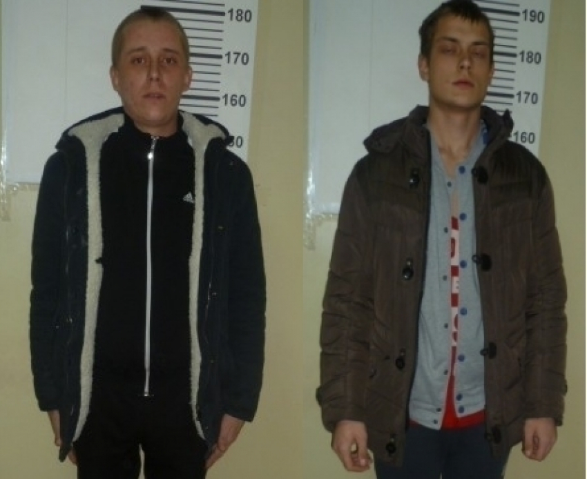 В Волгограде двое парней распылили в лицо пенсионерке газовый баллончик и ограбили ее