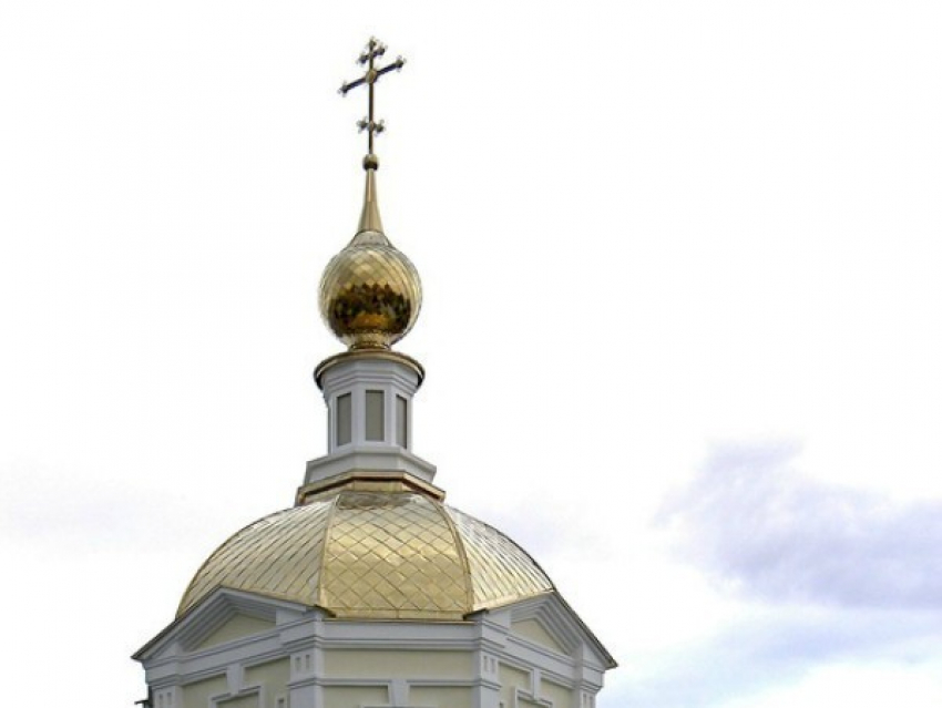 На собор в Камышине подняли 700-килограммовый колокол