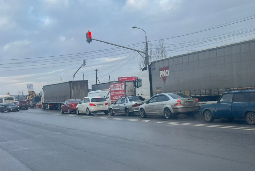 Половину моста закрывают в Красноармейском районе Волгограда