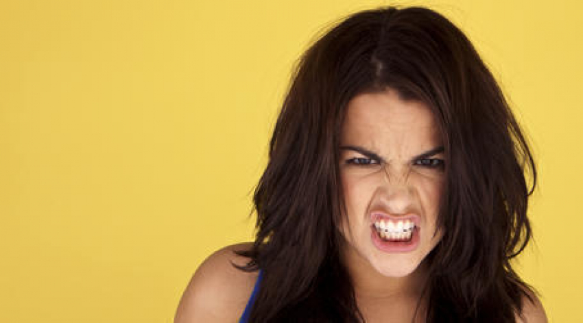 В Волжском 19-летняя девушка ограбила 10-летнюю школьницу на глазах матери