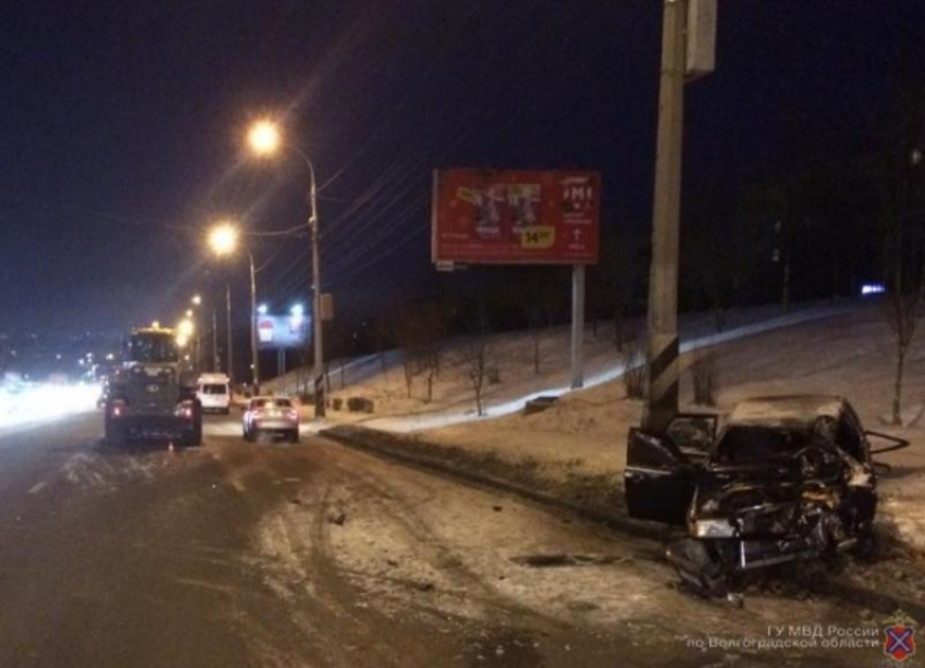 Водитель за рулем «четырнадцатой» врезался в трактор в Волгограде