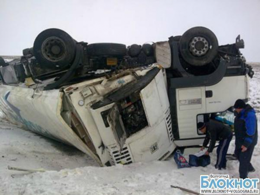 На трассе в Волгоградской области перевернулся многотонный грузовик