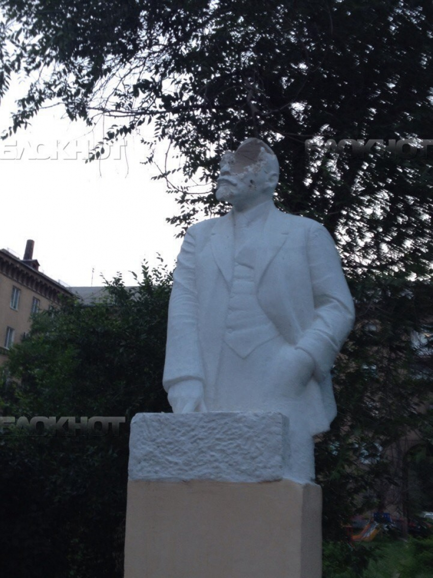 В Волгограде полиция разыскивает вандалов, разбивших памятник Ленину
