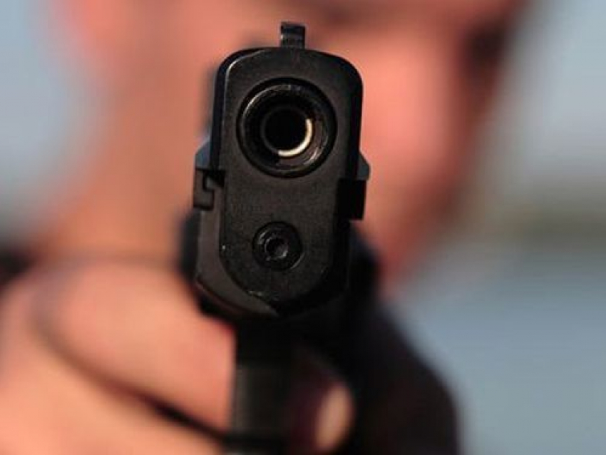 Волгоградец едва не убил девушек в парке за просьбу не стрелять по бутылкам 