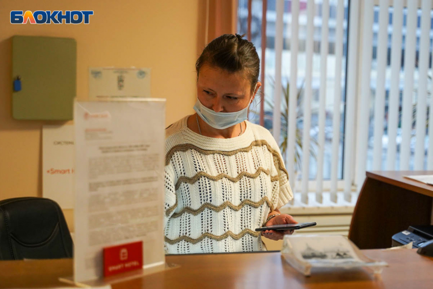 Жители Волгограда и области продолжают работать в масках, несмотря на отмену ограничений