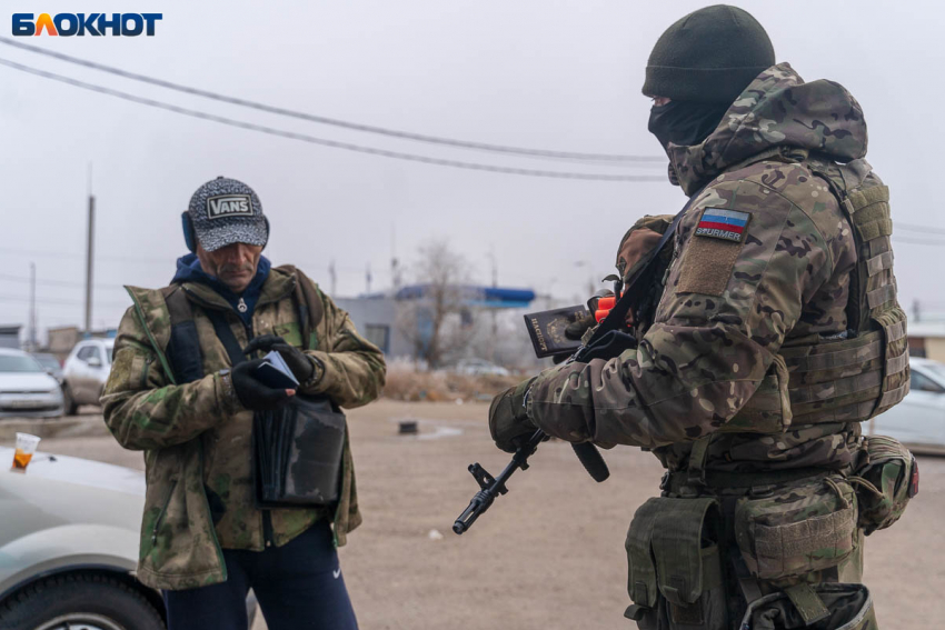 Причину перекрытия дорог и появления вооруженных людей объяснили в Волгограде 