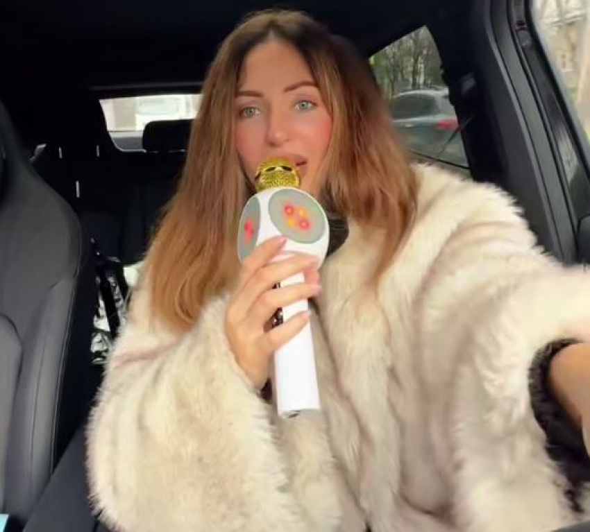 Скандальная блогерша устроила опасное караоке за рулем авто во время езды