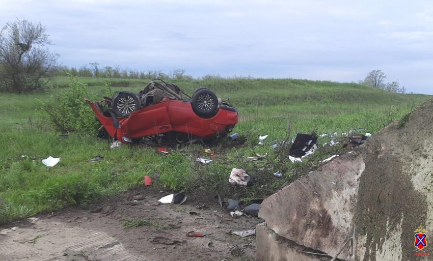 Молодой волгоградец еле выжил в смятой гармошкой авто: фото