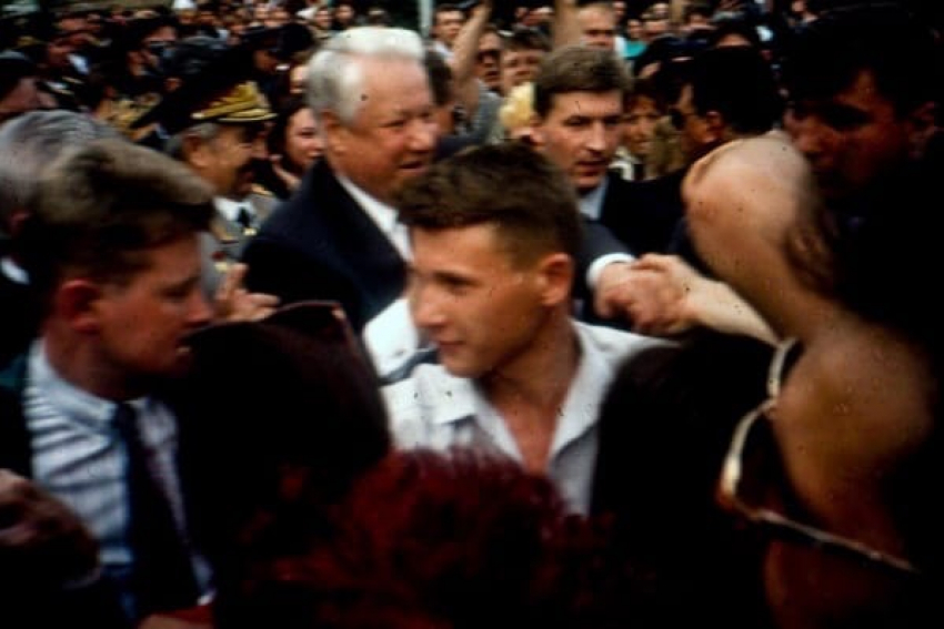 Появились снайперы: как Борис Ельцин приезжал в Волгоград и пожал руку мальчику