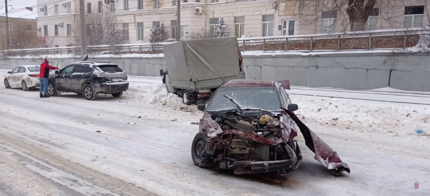 Опубликовано видео жесткого ДТП в Советском районе Волгограда