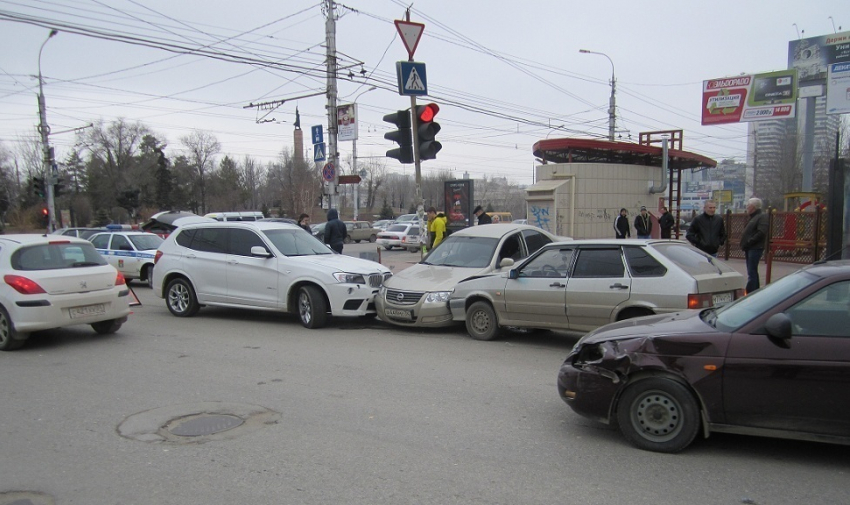 В Ворошиловском районе Волгограда произошла тройная авария
