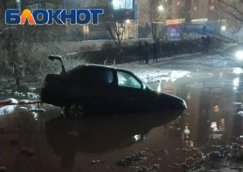 Машина провалилась в грязевую царь-лужу в Волгограде