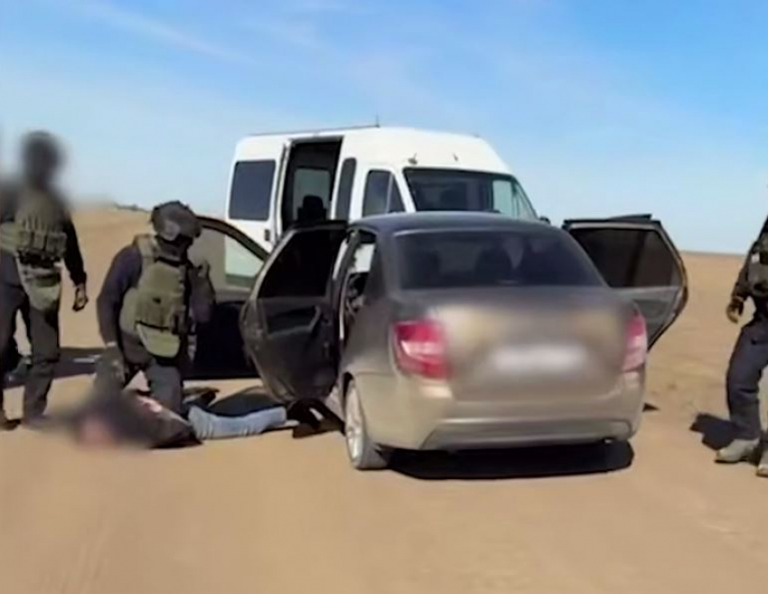 Деливших дорогу с ножами, кастетами и стрельбой уложили лицом в пол и нашли у них кучу оружия под Волгоградом: видео