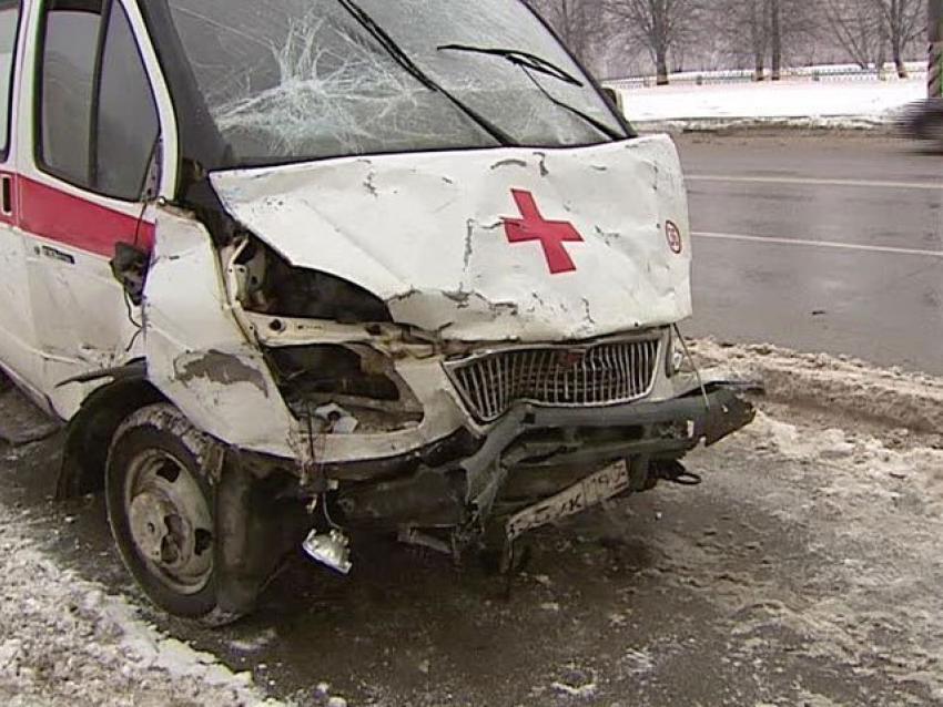 В Волгограде иномарка протаранила карету скорой помощи