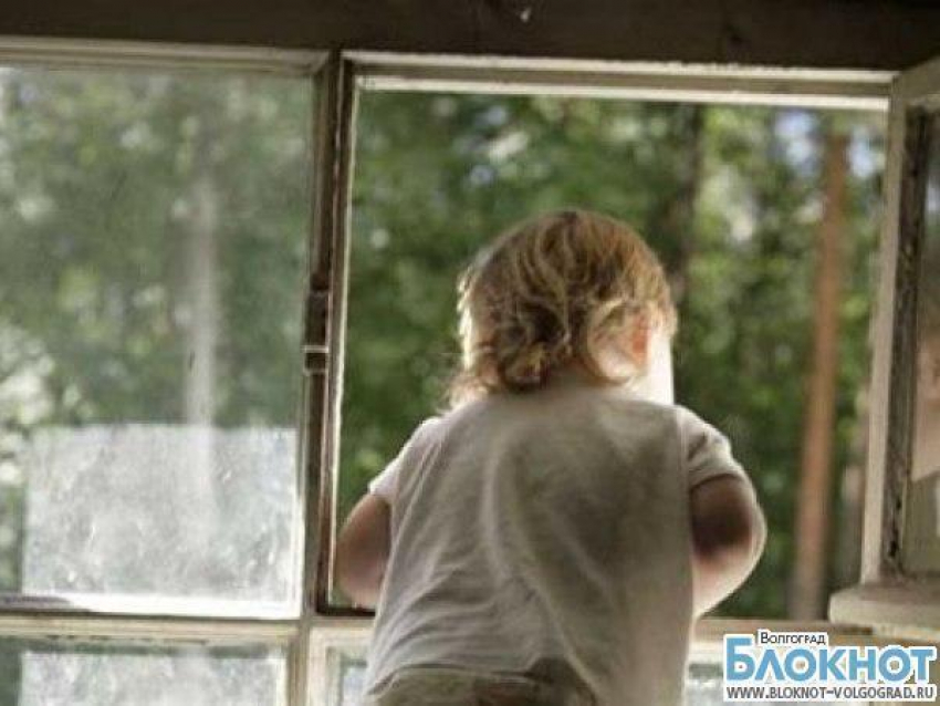 В Волгограде 2-летняя девочка выпала из окна