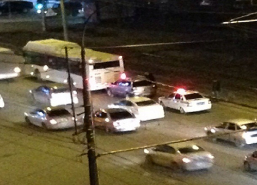 В центре Волгограда кроссовер подбил автобус «Питеравто»