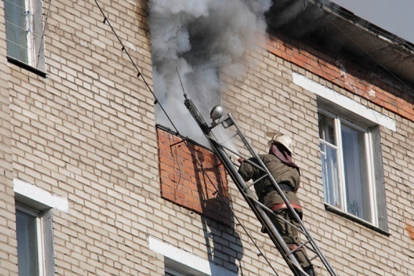 Из-за курения вспыхнул пожар в Волжском: пострадал 55-летний мужчина