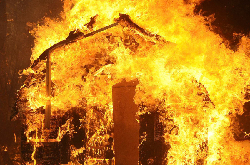 Под Волгоградом в своем доме заживо сгорел 44-летний мужчина