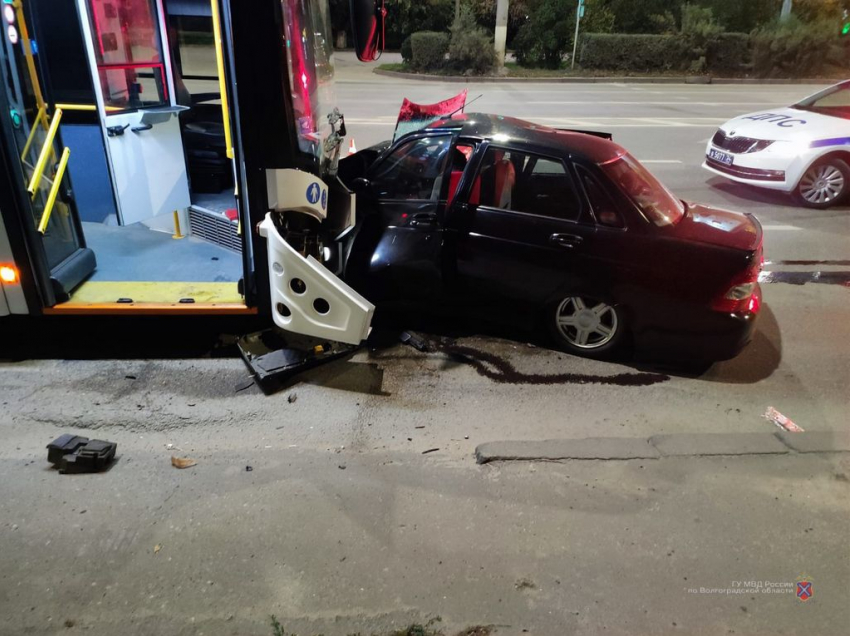 Тела на дороге, машина в «мясо»: видео с места смертельного ДТП с троллейбусом в Волгограде