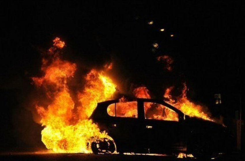 Toyota Camry сгорела ночью в Ворошиловском районе Волгограда