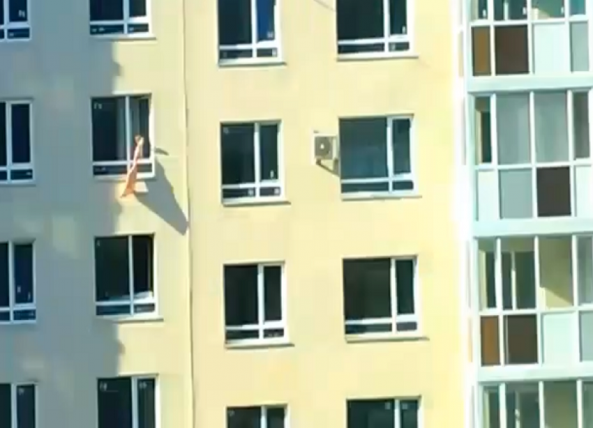 В Волгограде маленькая девочка едва не выпала из окна седьмого этажа