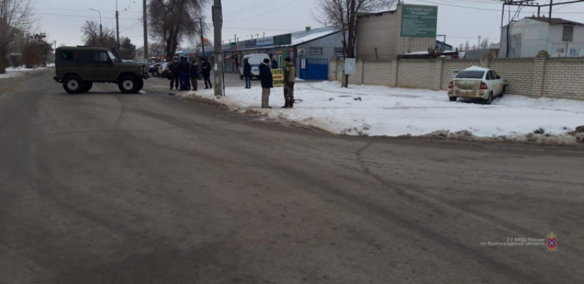 Водитель на «приоре» не уступил дорогу УАЗику и врезался в кирпичный забор в Волгоградской области