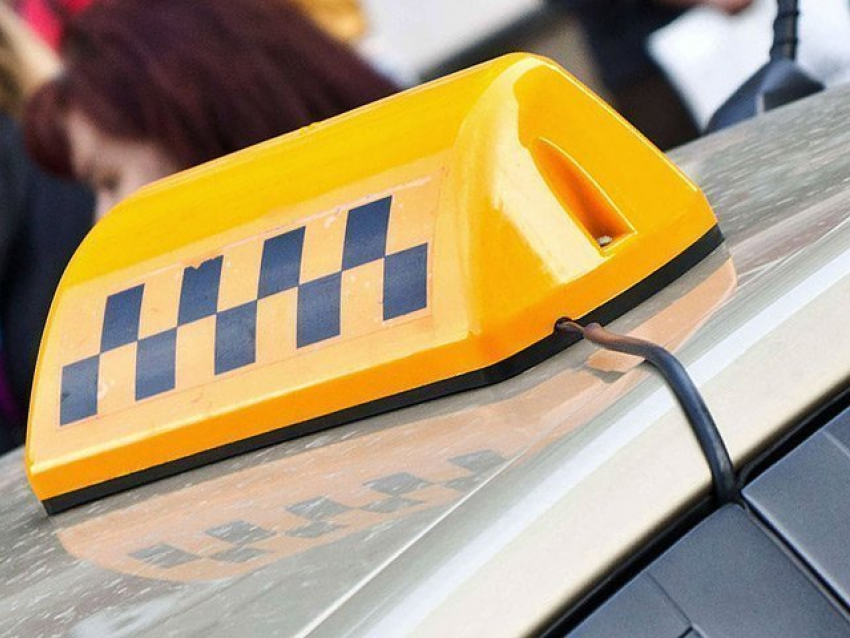 24-летняя волгоградка избила таксиста и сломала магнитолу