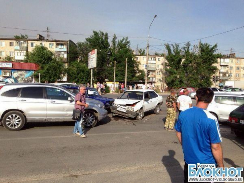 В Волгограде произошло ДТП с участием 7 авто: пострадала 56-летняя