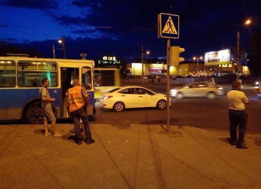 На западе Волгограда из-за столкновения маршрутки и иномарки встали троллейбусы