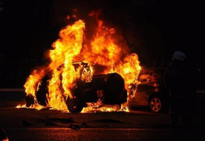 На юге Волгограда разыскивают поджигателя Suzuki