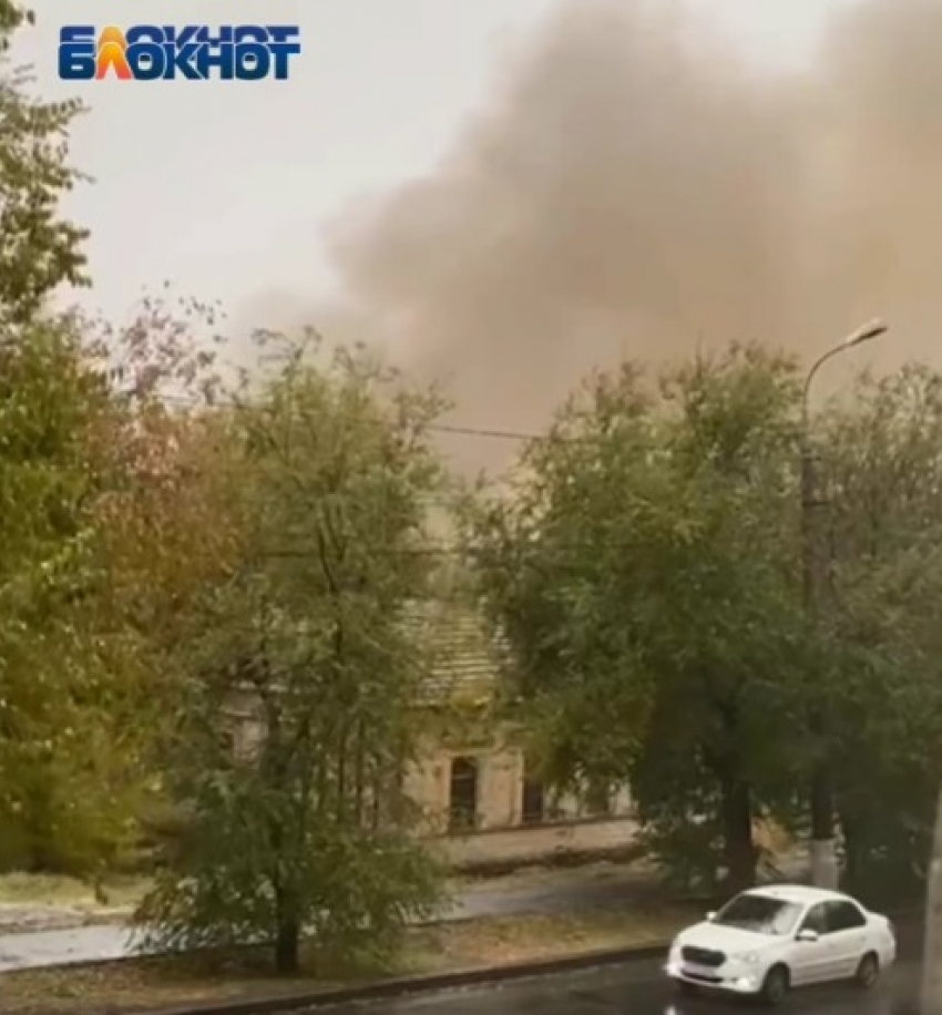 Огромный столб дыма сняли на видео в центре Волгограда