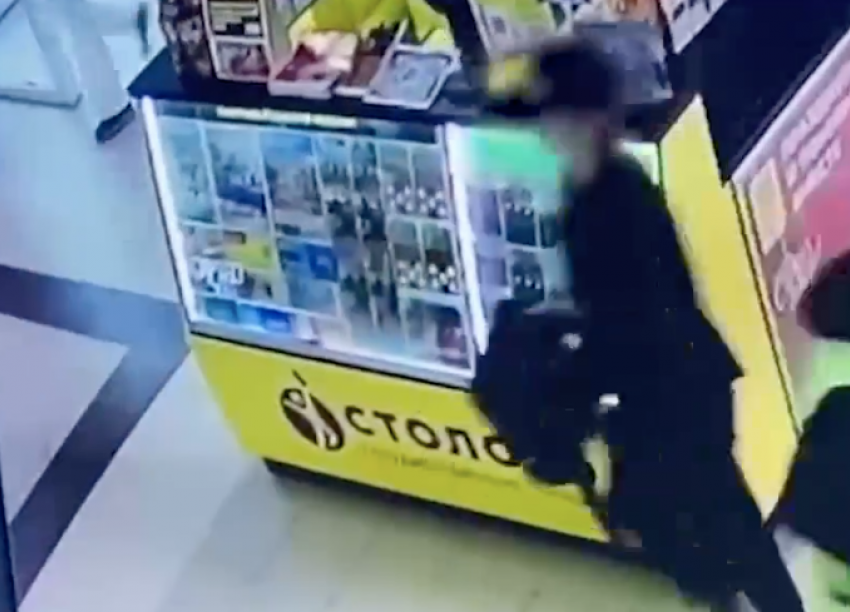 Кража барсетки с миллионом попала на видео в Волгограде 