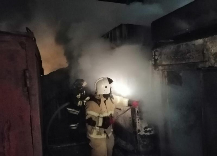 Мужчина сгорел ночью в деревянной постройке в Волгоградской области