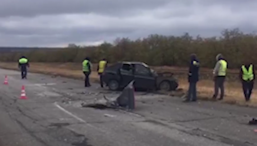 Мужчина погиб в сплющенном ВАЗе в Волгоградской области