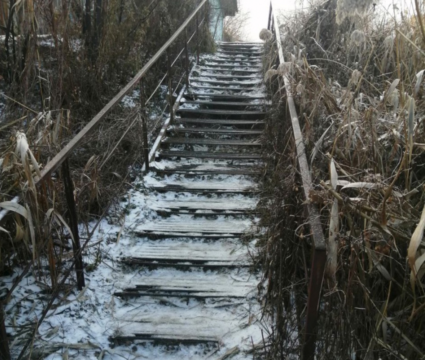 Покрытая льдом лестница и странный мостик пугают волгоградцев