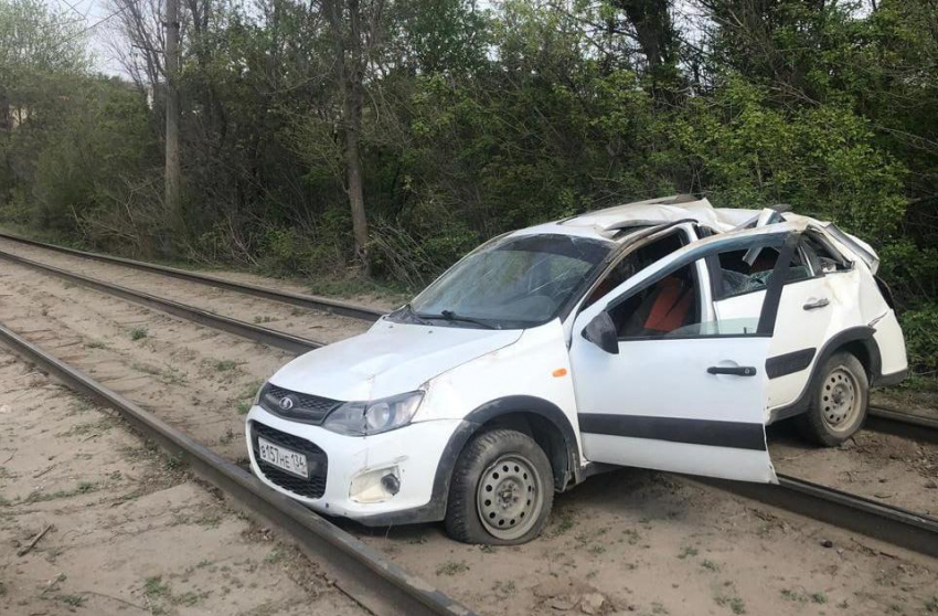 Искореженная «Лада» перекрыла трамвайные пути в Волгограде