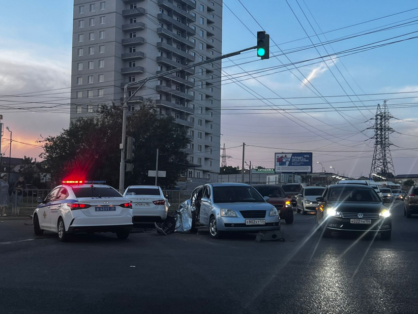 Бочина — всмятку: иномарку разнесло в вечернем ДТП в Волгограде