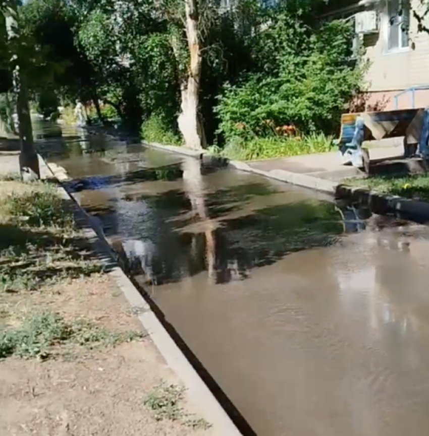 Фекальный ручей побежал у многоэтажки на севере Волгограда 