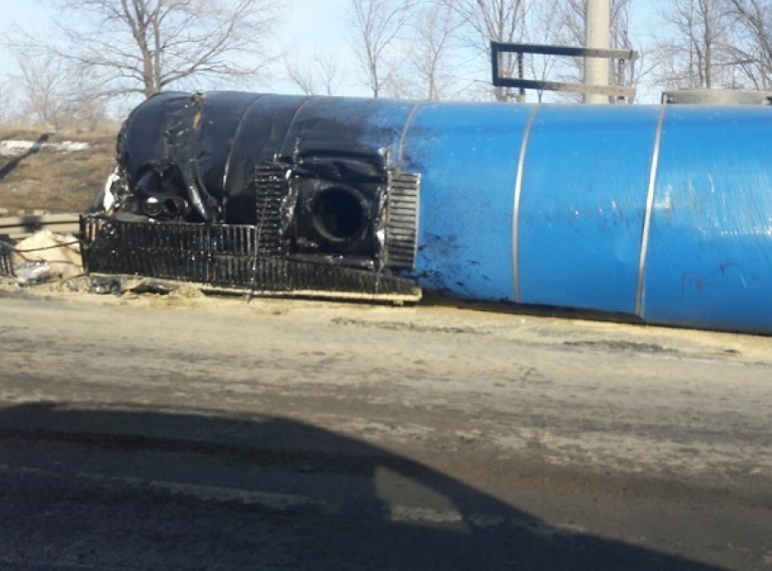 Цистерна оторвалась от тягача и загорелась под Волгоградом