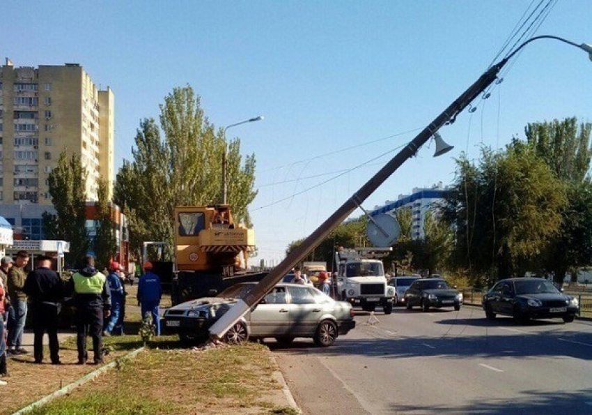 В городе-спутнике Волгограда легковушка снесла бетонный фонарный столб