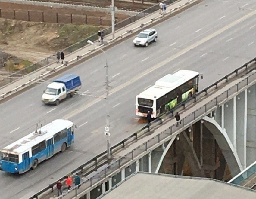 Кипящий автобус «Питеравто» не смог преодолеть мост в Волгограде