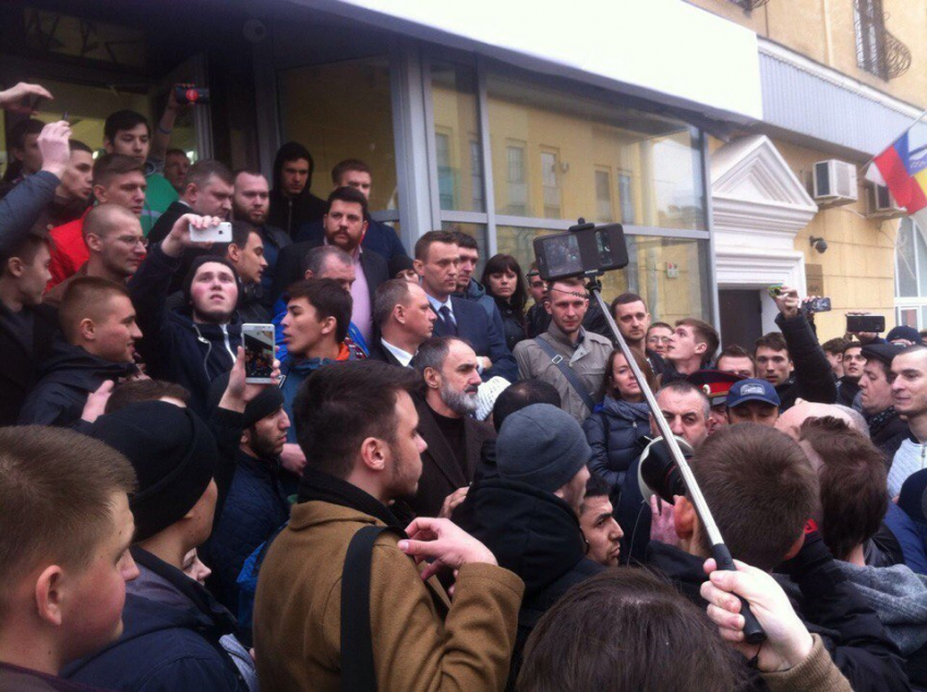 В Волгограде Навальному вручили фашистскую каску 