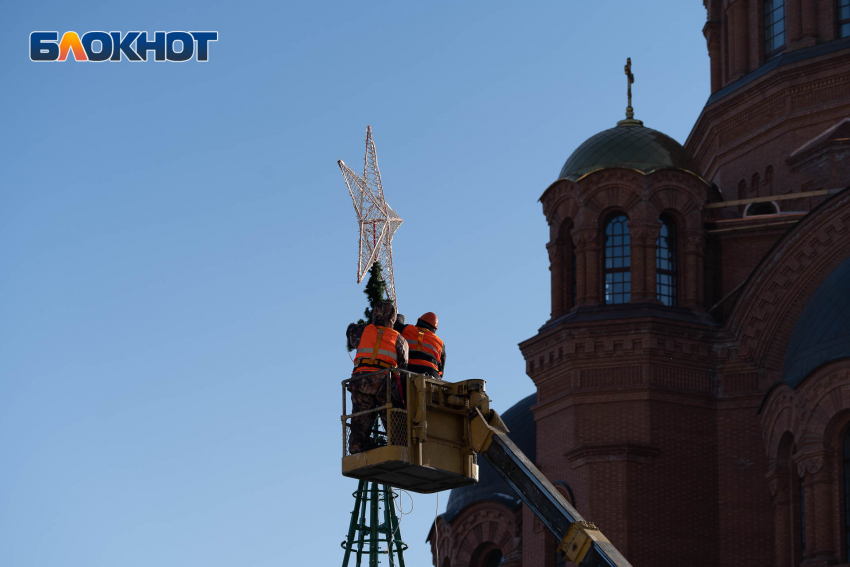 Еще одну новогоднюю елку устанавливают в центре Волгограда